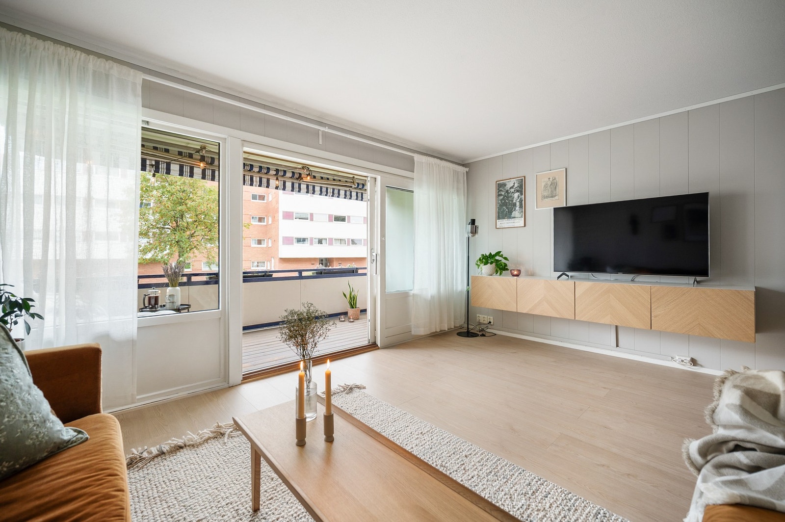 Fra stuen er det direkte utgang til en sydvendt balkong på 8 m², som blir en naturlig forlengelse av oppholdsrommet i sommerhalvåret. Galleribilde