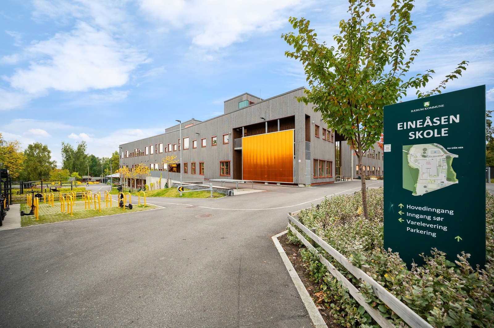 Fra Bjørnebærstien 65 er det kort vei til flere barnehager og skoler, blant annet Rykkinn barneskole og Eineåsen ungdomsskole. Galleribilde