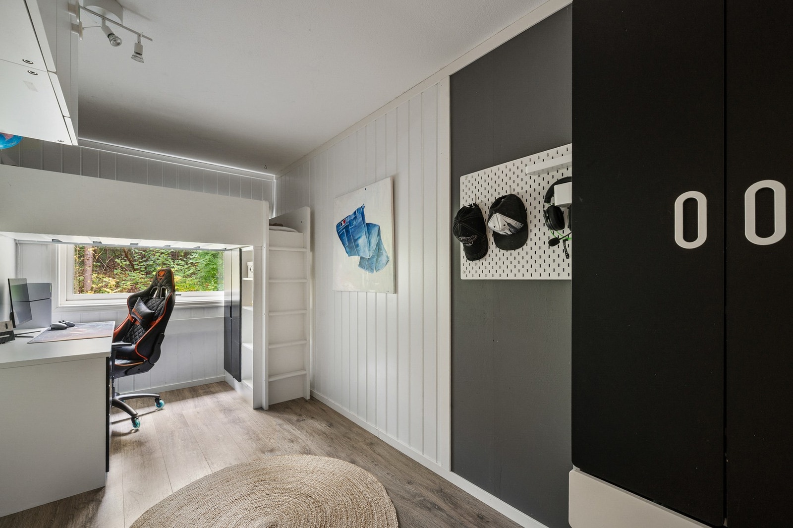 Rommet er i dag innredet med en smart høysengløsning som frigjør gulvareal til skrivebord og arbeidsplass. Galleribilde