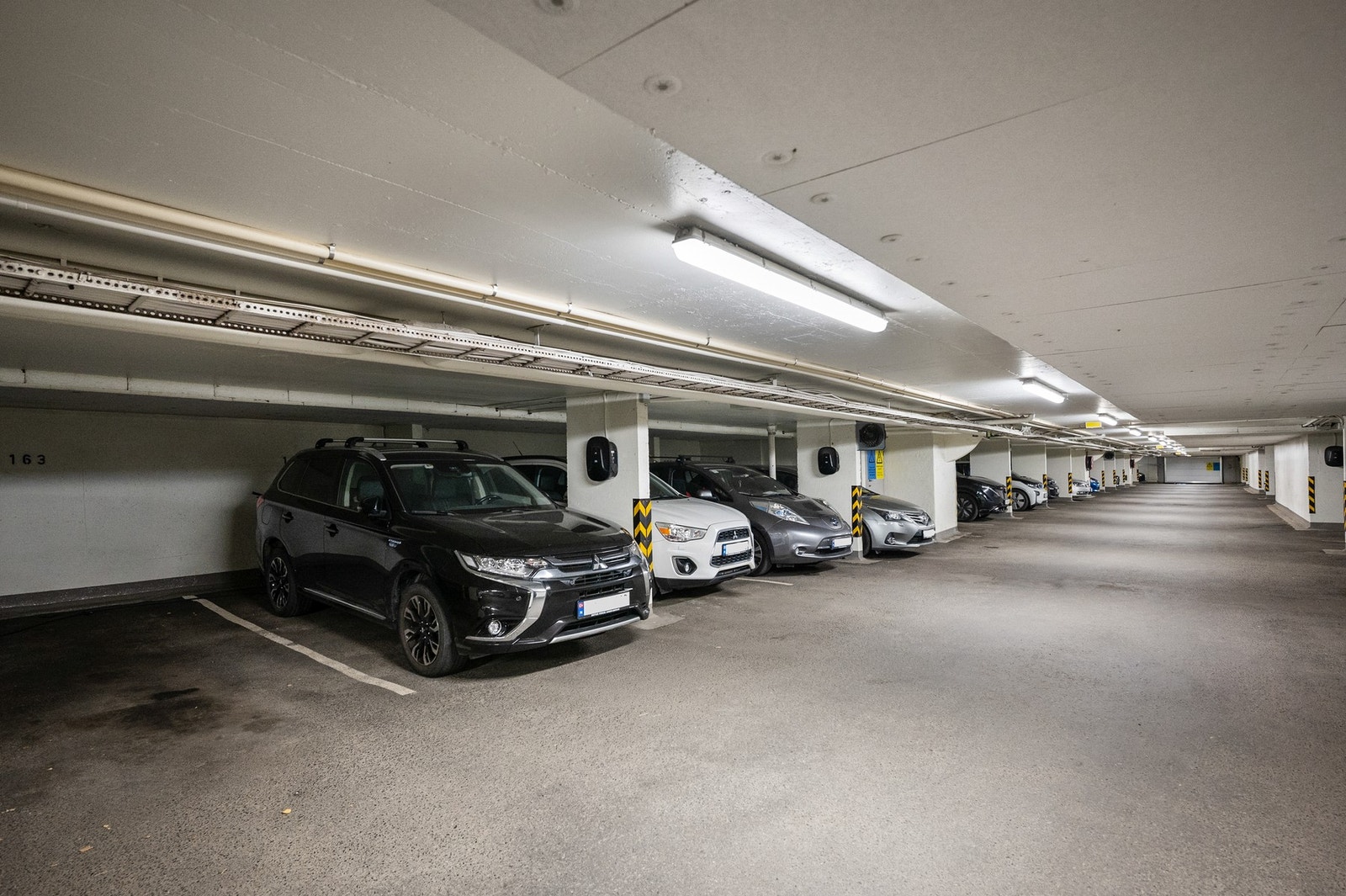 Leiligheten disponerer en plass i parkeringsgarasje med el-billader, merket nr. 162. Galleribilde