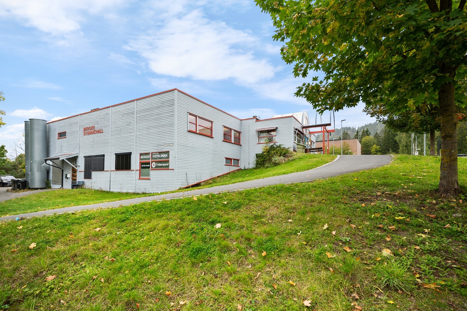 For den aktive finnes det et variert fritidstilbud i nærområdet, med blant annet fotballbaner, skøytebane, tennishall, treningssenter og svømmehall. Galleribilde