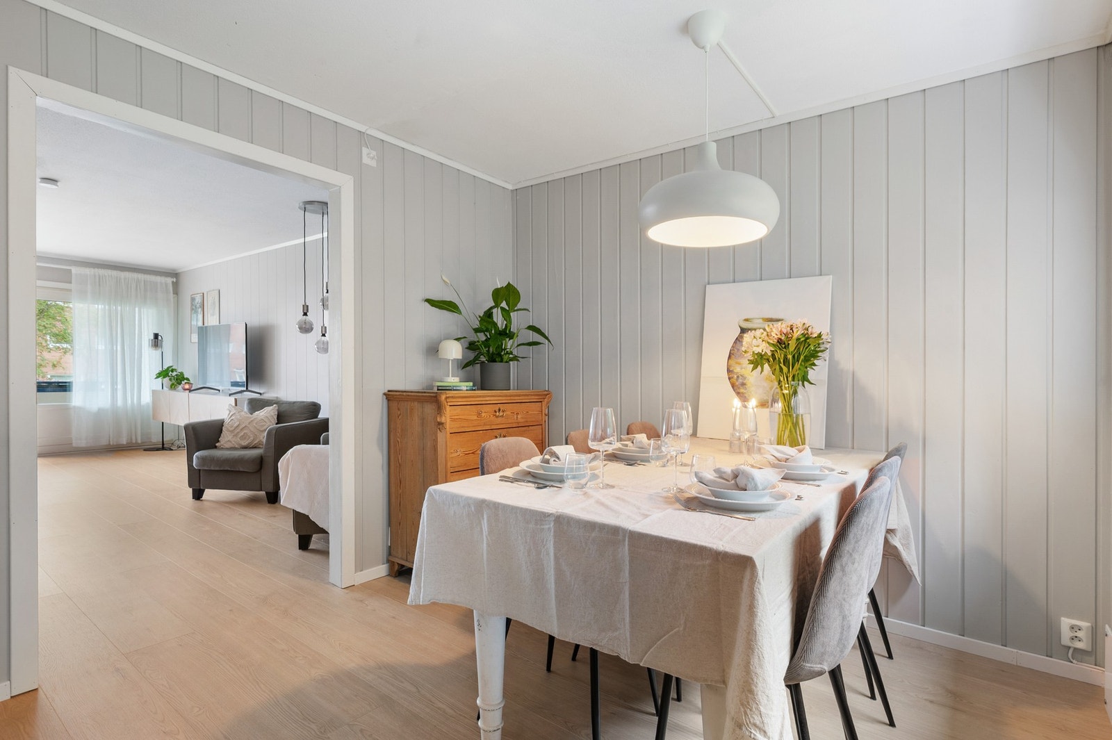 I spisestuen er det god plass til et stort spisebord med flere sitteplasser, perfekt for både hverdagsmiddager og større selskaper. Galleribilde