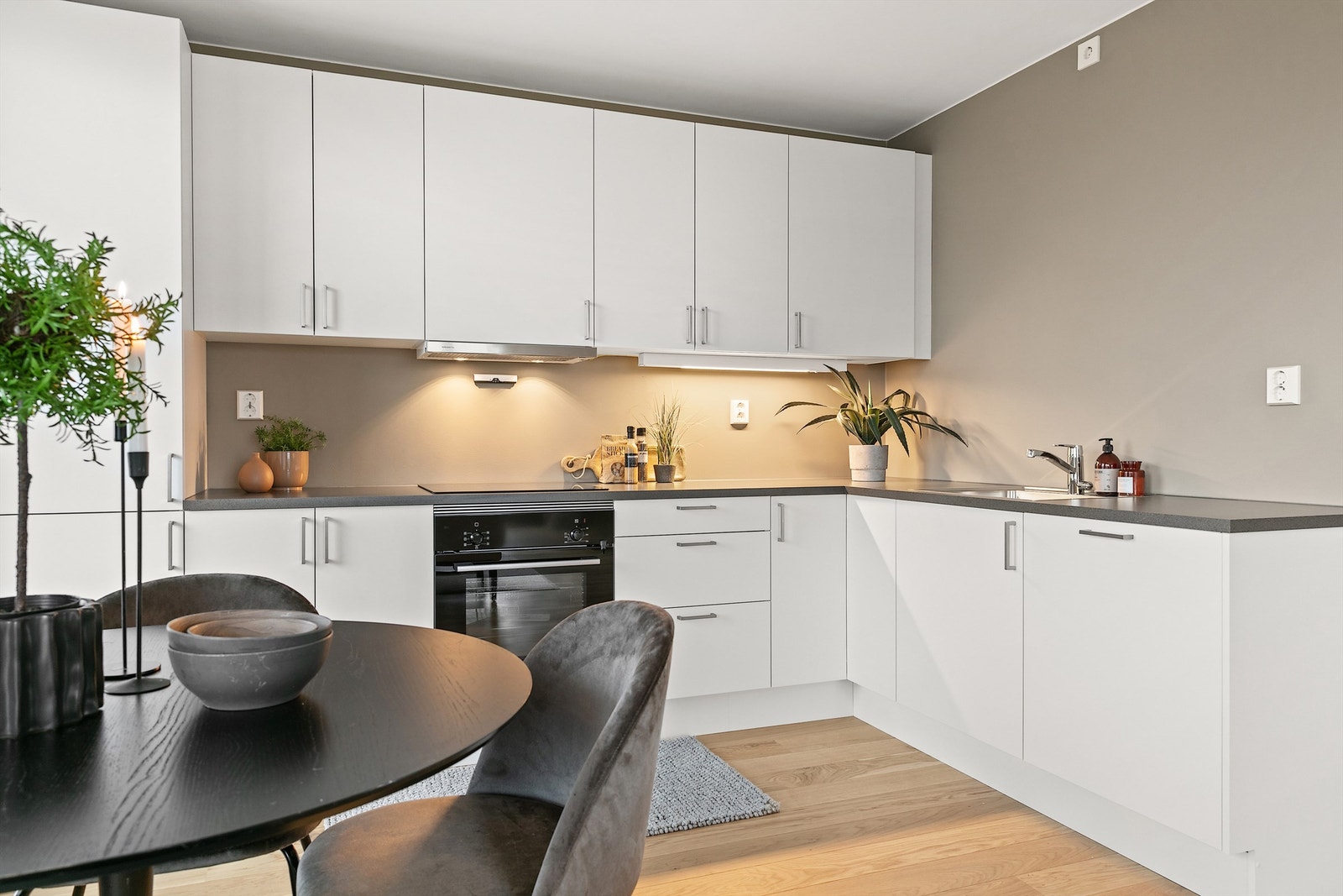 Kjøkkenet er levert av Sigdal i hvit utførelse med glatte fronter, og har en praktisk og moderne utforming. Galleribilde