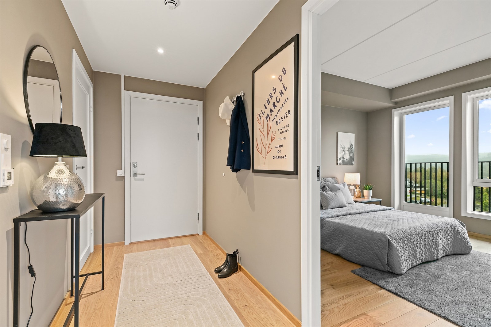 Velkommen inn! Her er det god plass til å henge fra seg yttertøy og sette sko, samtidig som den praktiske boden ligger like ved - ideell for oppbevaring av alt fra rengjøringsutstyr til sesongklær og sko. Galleribilde