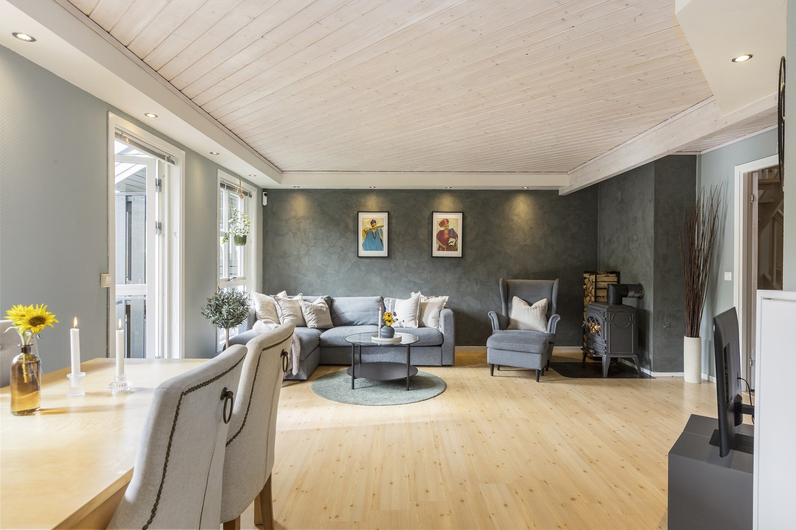Stuen har god plass til både sofagruppe og spisebord, med dagslys fra store vindusflater. Galleribilde