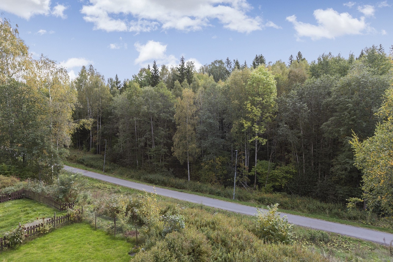 Merkede turstier, sykkelveier og lysløyper i Sørmarka ligger like ved eiendommen. Galleribilde