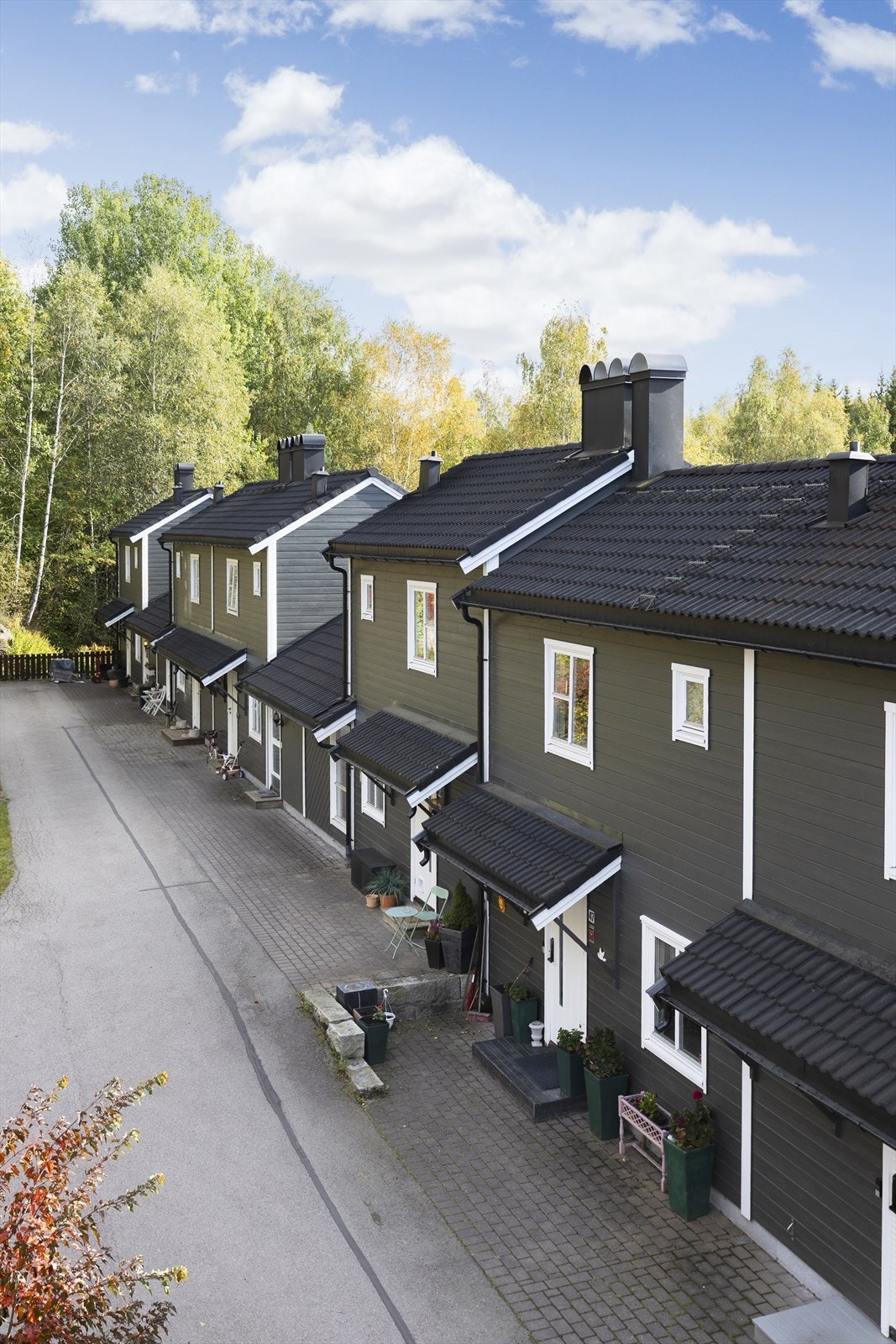 Bygningsmassen har liggende trekledning, saltak med takstein og nye takrenner fra 2025. Galleribilde