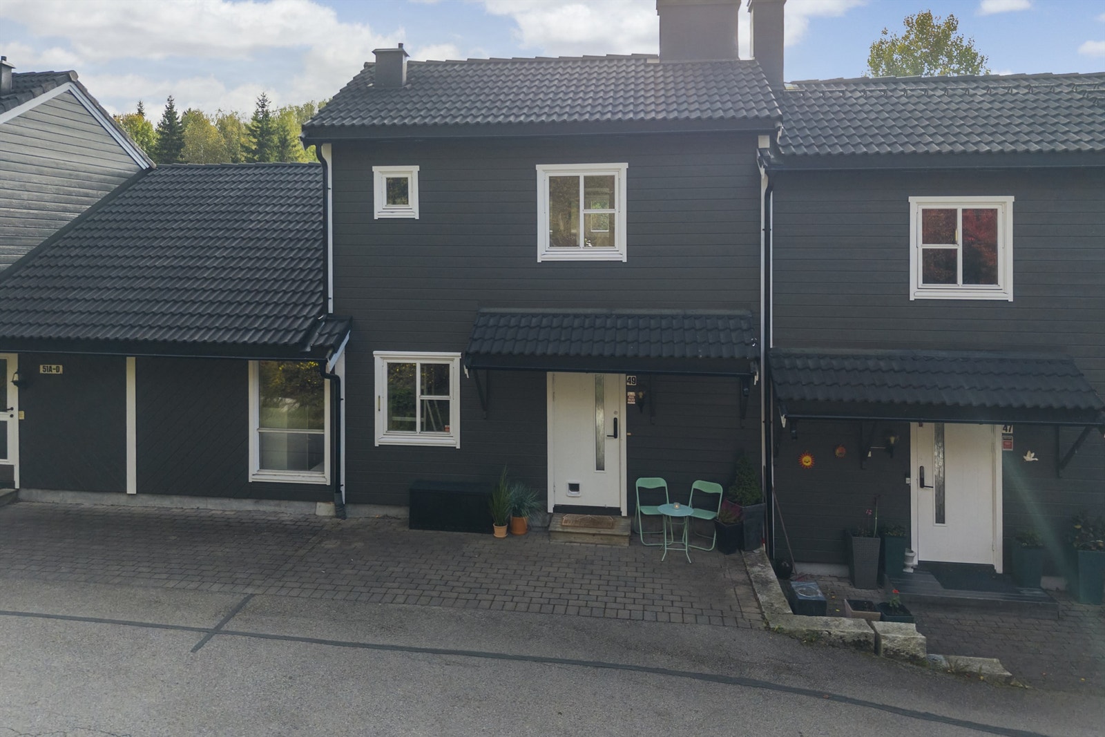 Egen inngangsdør fra bakkeplan med overbygg. Sameiet ble utvendig beiset i 2024. Galleribilde