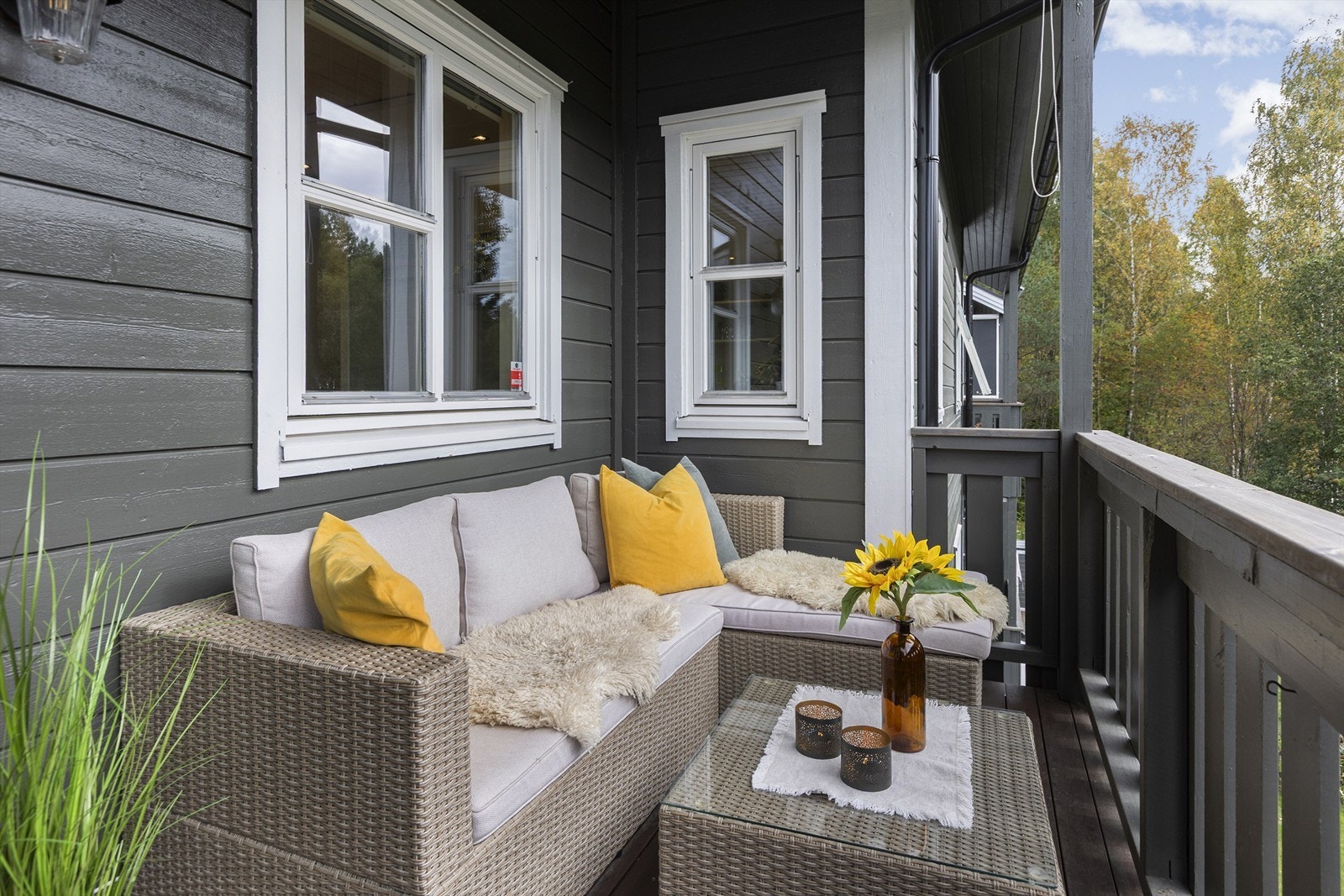 Overbygget, sydvendt veranda med plass til sittegruppe og fint utsyn mot skogholtet. Galleribilde