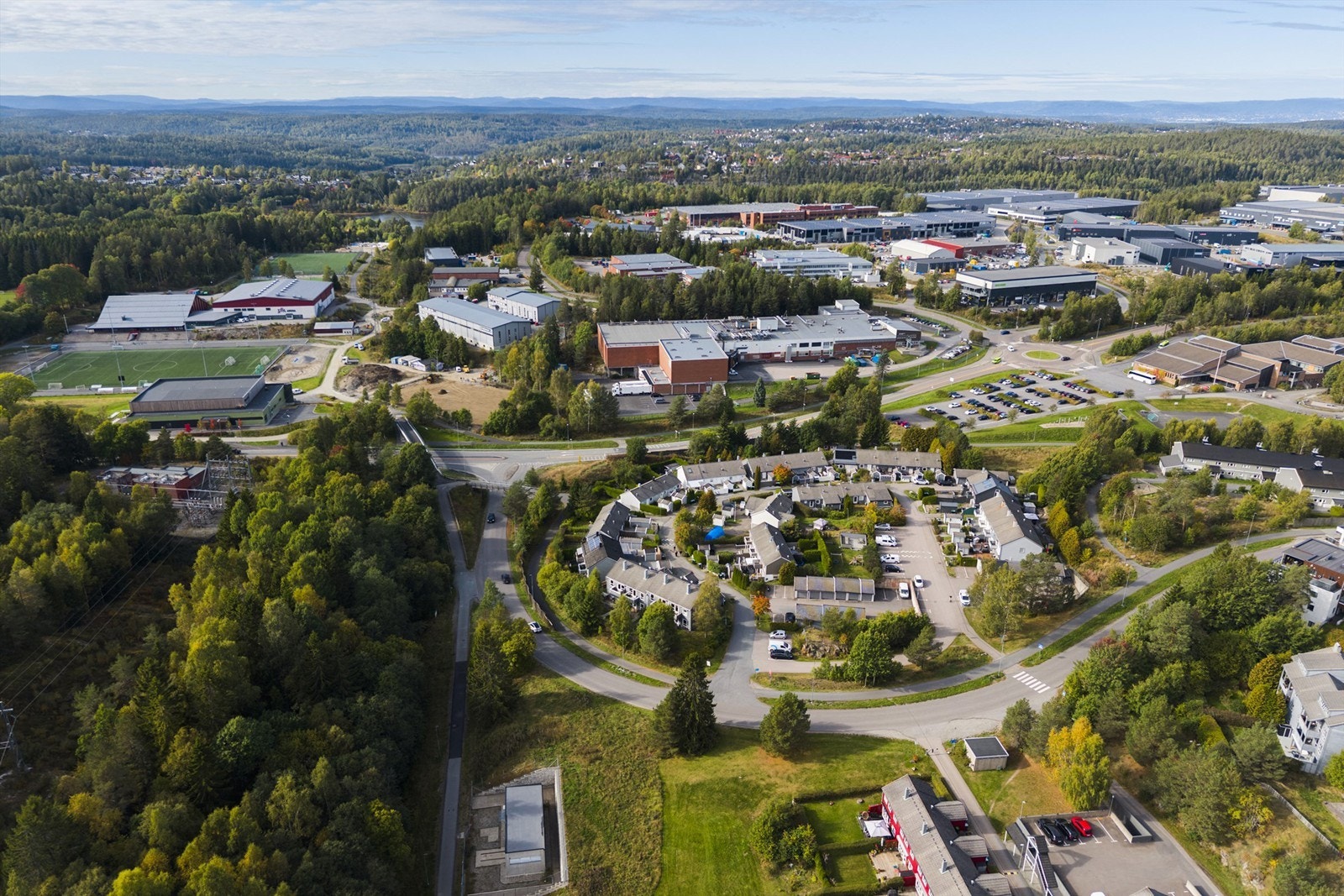 Kort vei til Bøleråsen Senter, idrettsanlegg og tog fra Vevelstad stasjon som tar deg raskt til Oslo S. Galleribilde