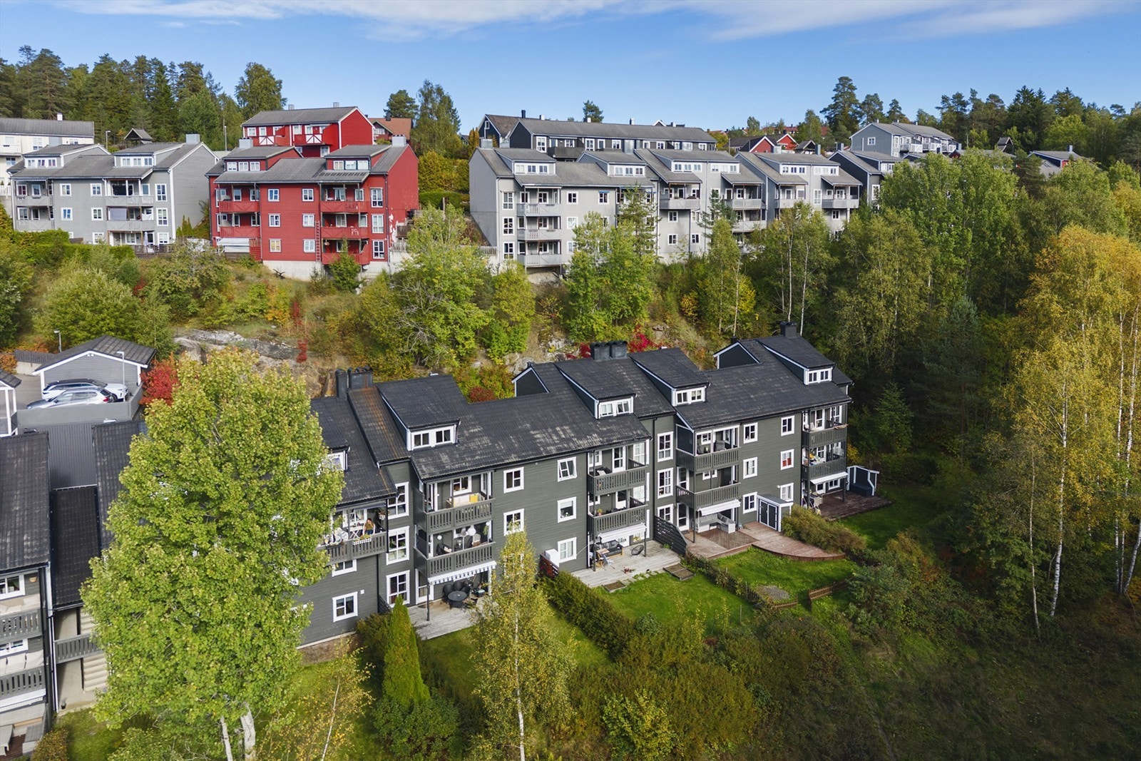Veletablert nabolag med kort gangavstand til barnehager, skoler og bussholdeplass i Kløversvingen. Galleribilde