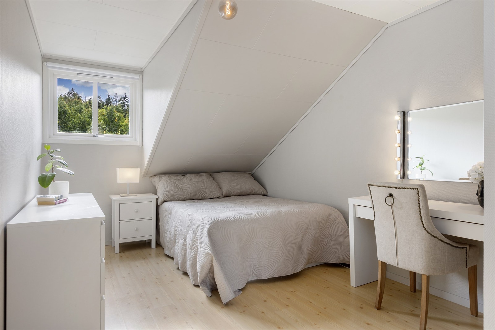 Det andre soverommet i etasjen har skråtak, laminatgulv og fleksible innredningsmuligheter. Galleribilde