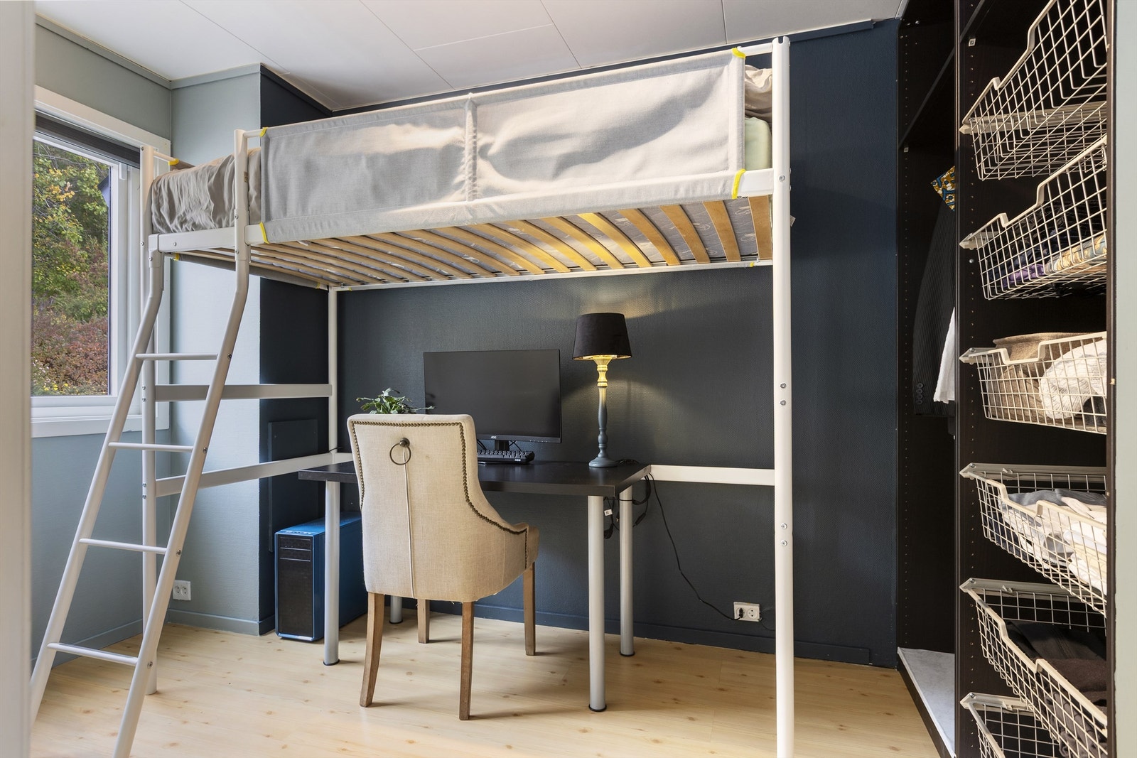 Soverommet i 1. etasje har laminat på gulv og god plass til seng og arbeidsplass. Galleribilde