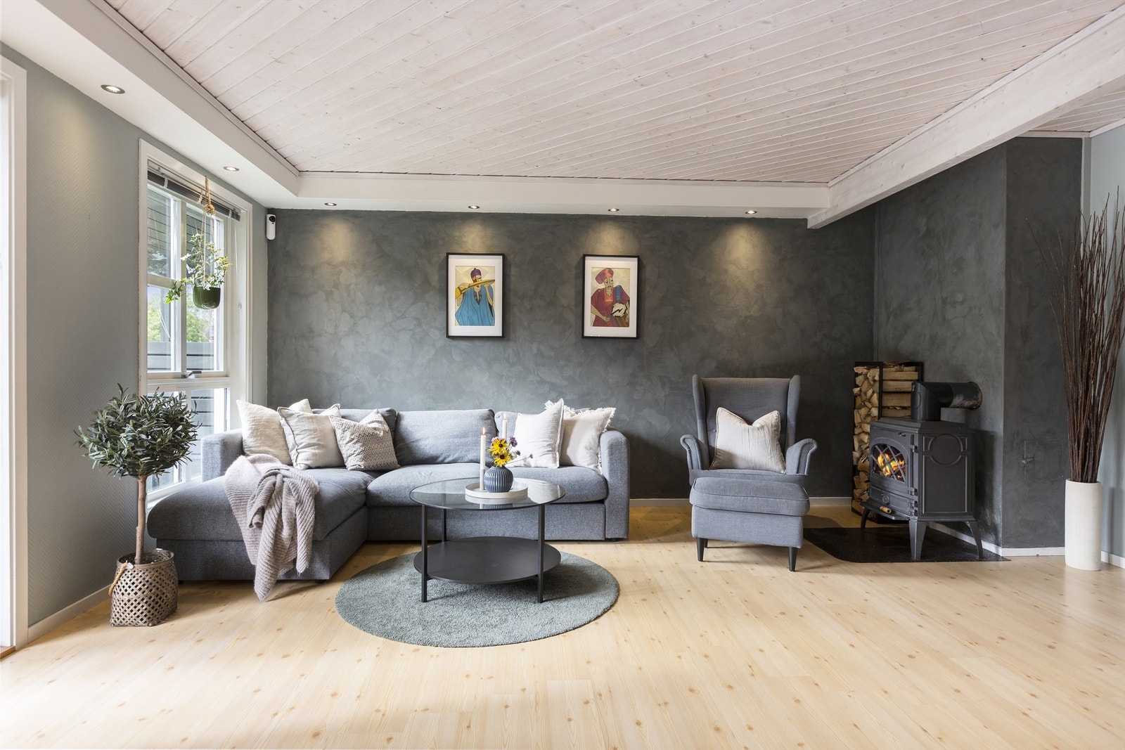God plass til en stor sofagruppe og innfelte downlights i himlingen. Galleribilde