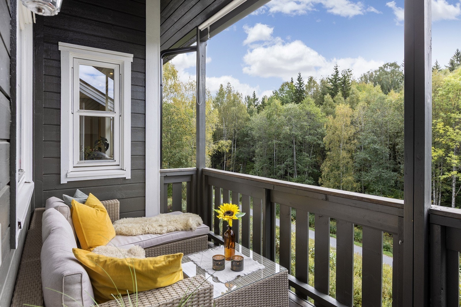 Verandaen er belagt med terrassebord og utstyrt med utelampe og stikkontakt. Galleribilde