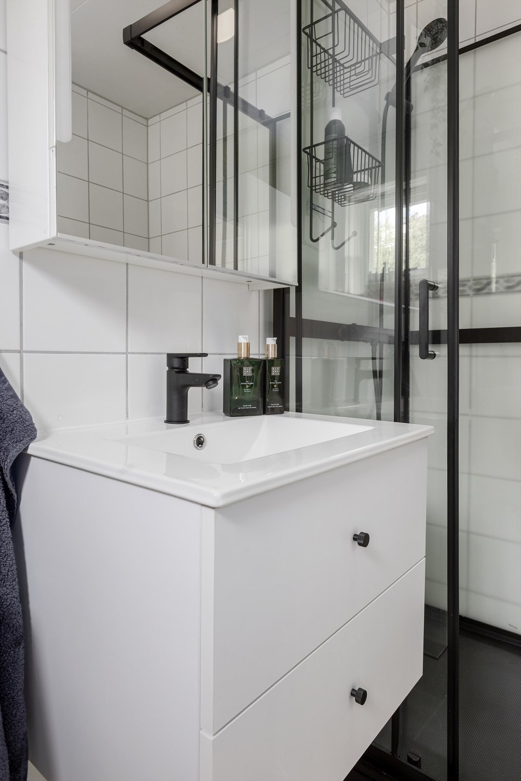 Servantmøbel med to skuffer og ett-greps armatur. Galleribilde
