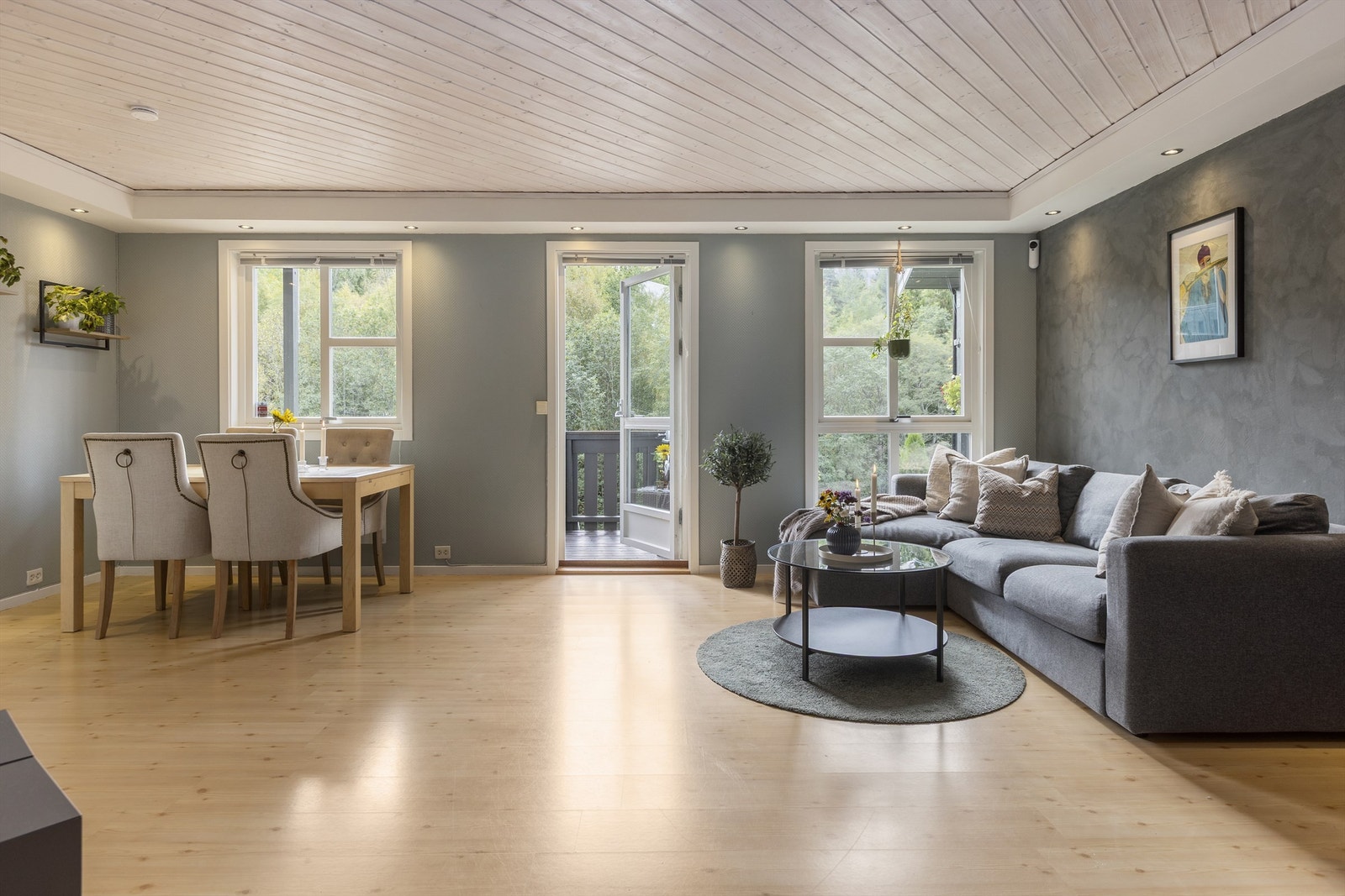 Gjennomgående eierleilighet over to plan med adkomst fra bakkeplan og rekkehusfølelse. Galleribilde