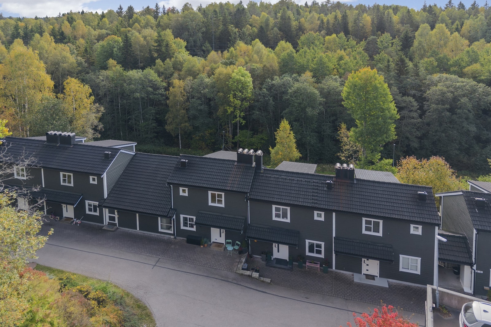 Eiendommen har en tilbaketrukket plassering med umiddelbar nærhet til Sørmarka. Galleribilde