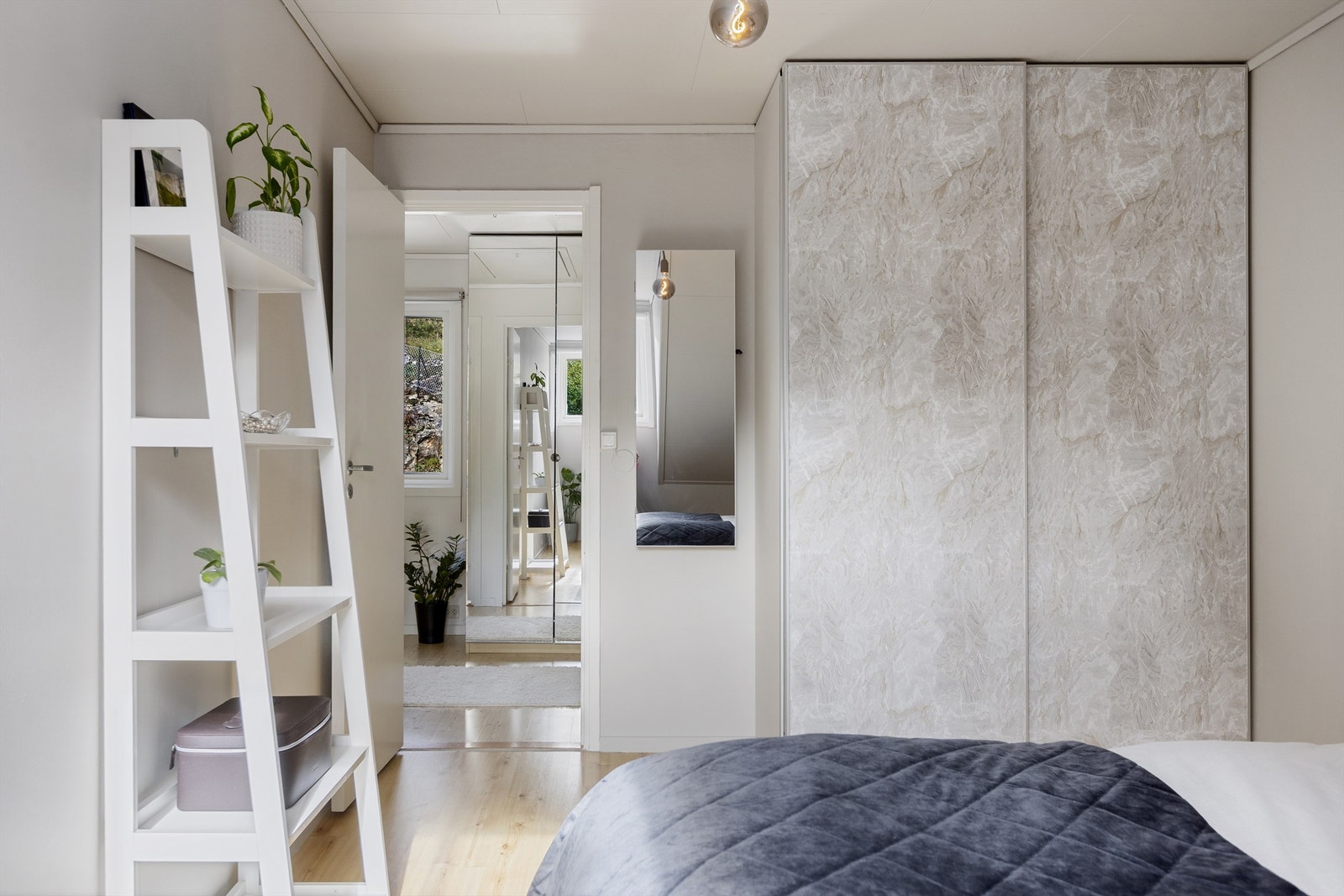 Rommet er innredet med romslig skyvedørsgarderobe og har laminat på gulv. Galleribilde