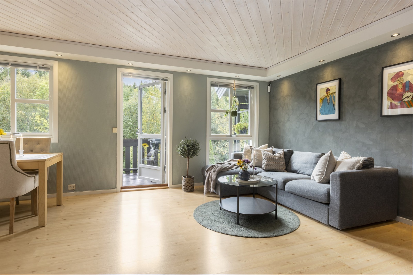 Fra stuen er det utgang til en overbygd verandaen. Galleribilde