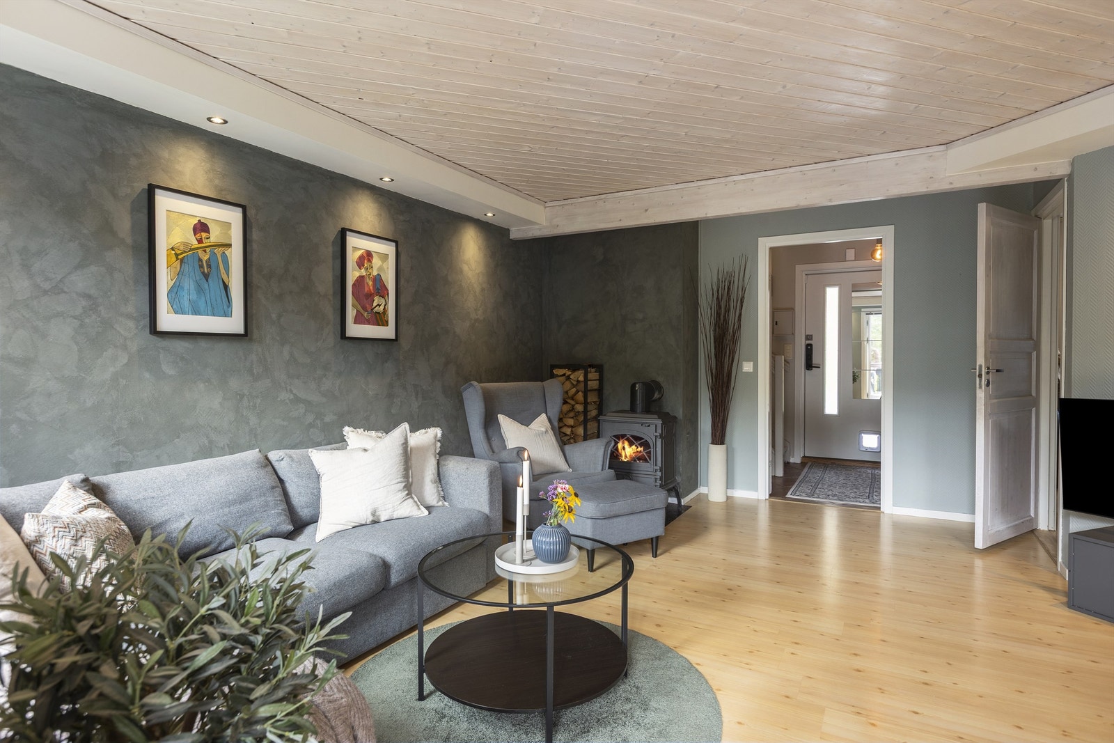 Laminat på gulv og malte veggflater gir et helhetlig uttrykk. Galleribilde