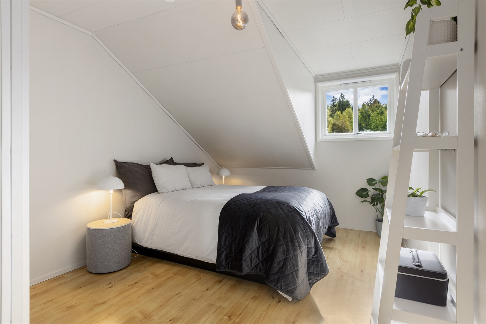 Soverom i andre etasje med sjarmerende skråtak og god plass til dobbeltseng. Galleribilde