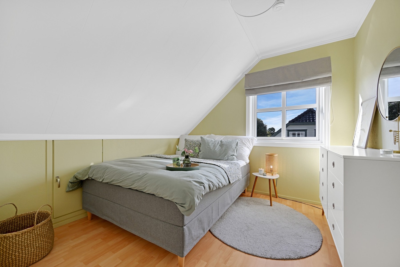 Soverom nr. 2 - Et lyst og hyggelig soverom med skråhimling, plass til seng og kommode samt vindu som slipper inn naturlig dagslys. Galleribilde