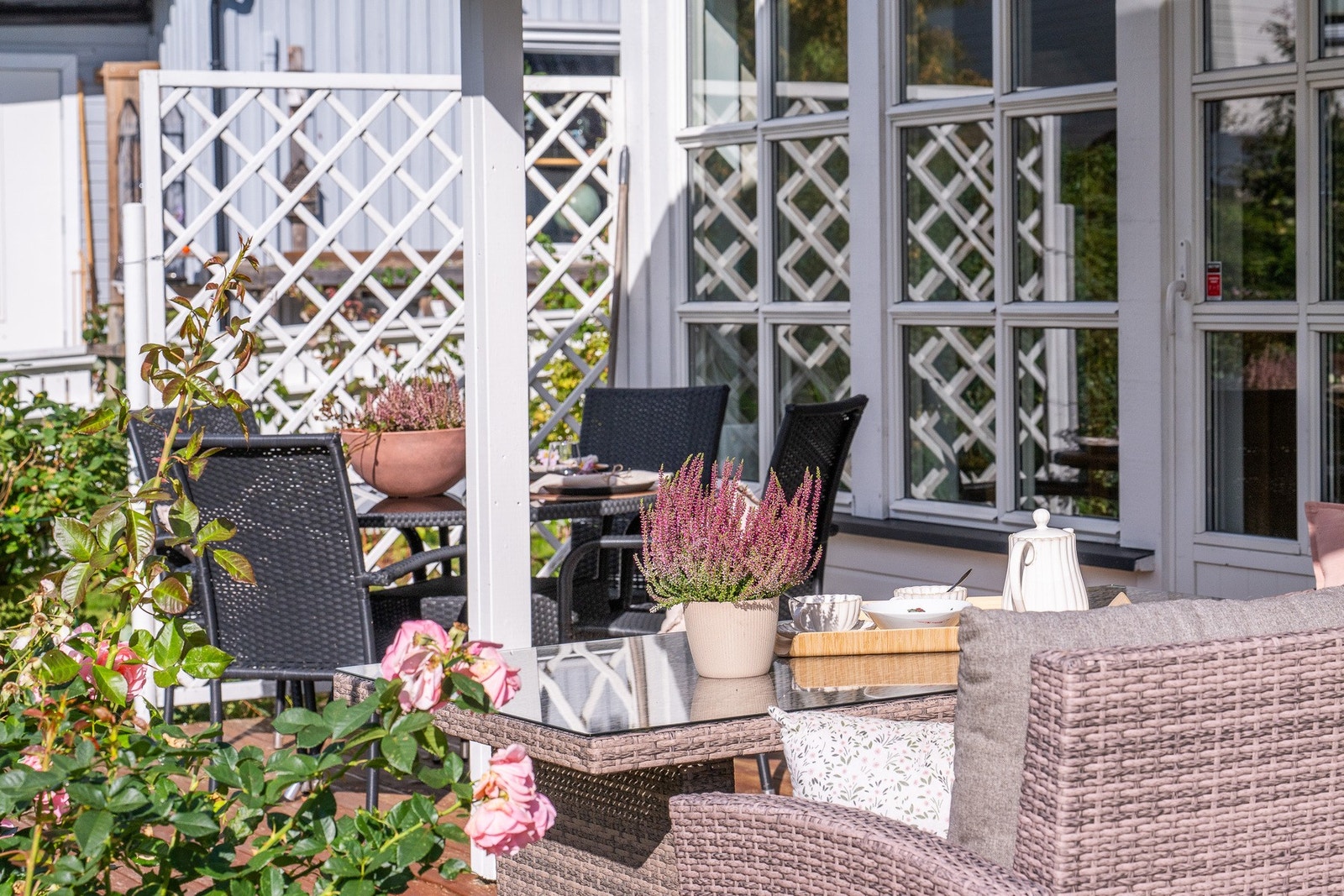 Terrassen byr på flere hyggelige soner for både avslapning og sosiale sammenkomster, med direkte adkomst fra spisestuen. Galleribilde