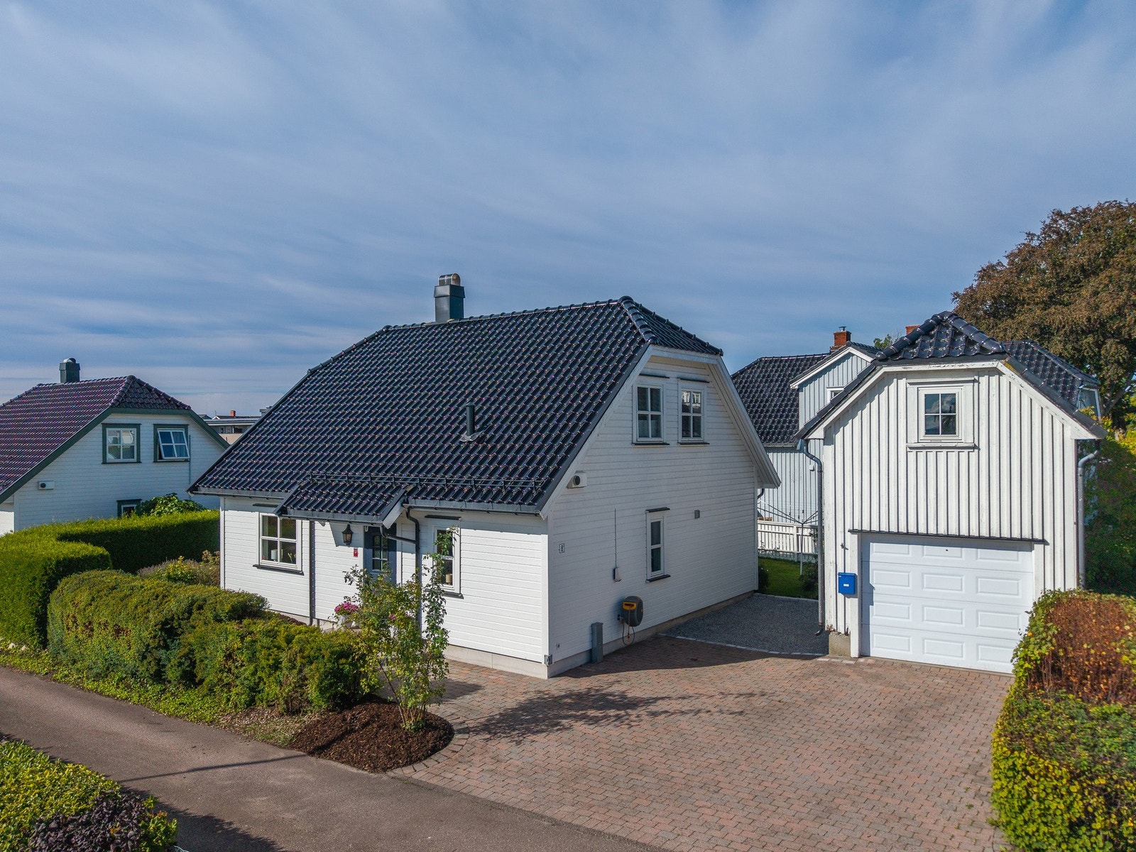 En innbydende enebolig fra 2004 med garasje, pent opparbeidet uteområde og en flott beliggenhet i et etablert boligområde. Galleribilde