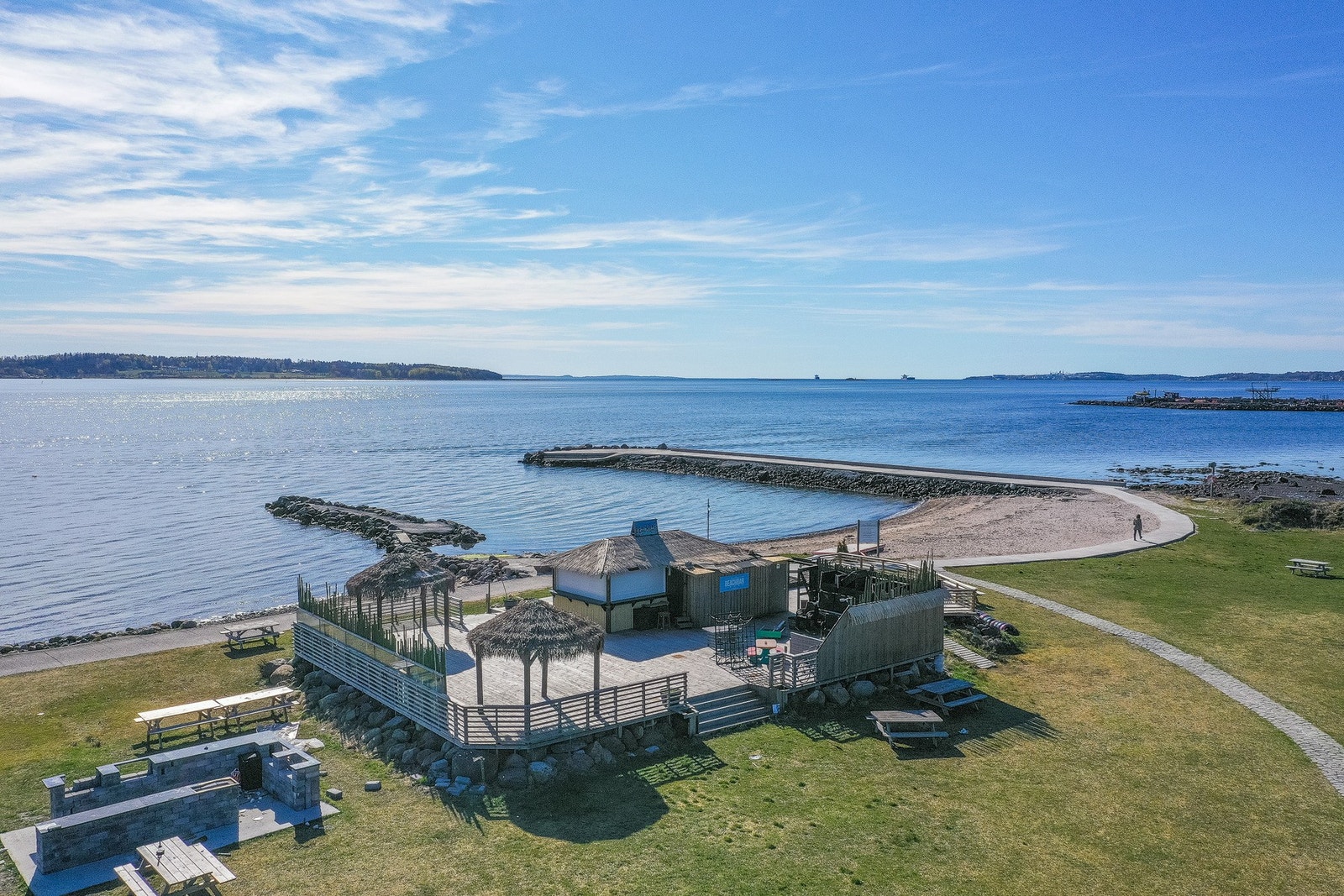 Rørestrand er et populært område med flotte muligheter for bading, avslapning og hyggelige sommerdager ved sjøen. Galleribilde