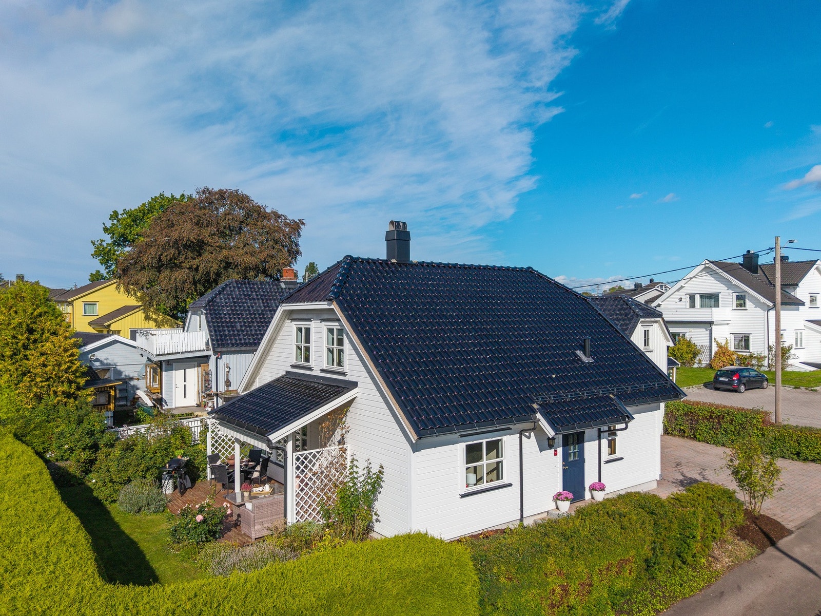 Boligen har en hyggelig hage med plen, prydbusker og hekk som skaper en grønn og innbydende ramme rundt boligen. Galleribilde