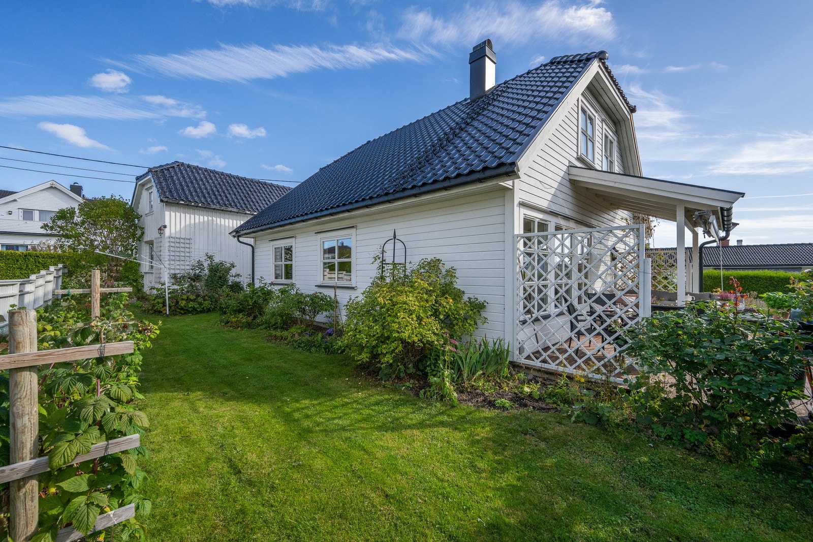 En idyllisk hage med fine muligheter for å skape egne uterom. Galleribilde
