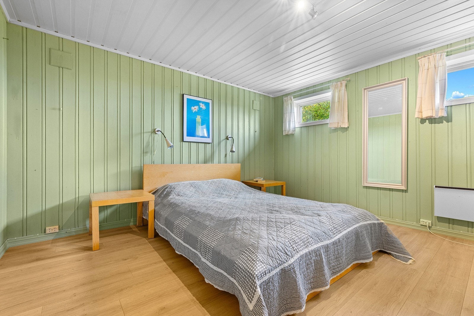 Innredet rom i kjelleretasjen med panelte overflater og plass til seng. (Innredet rom er ikke byggemeldt. Ikke godkjent til varig opphold). Galleribilde