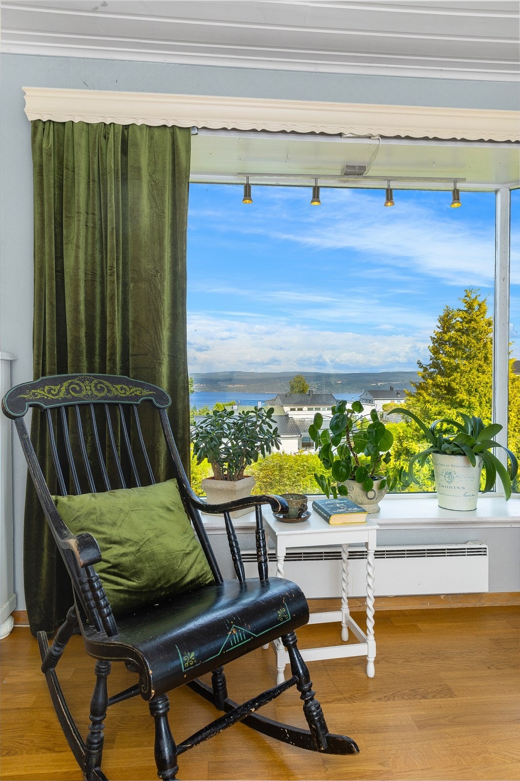 Hyggelig sitteplass ved vinduet hvor det åpne landskapet kan nytes. Galleribilde