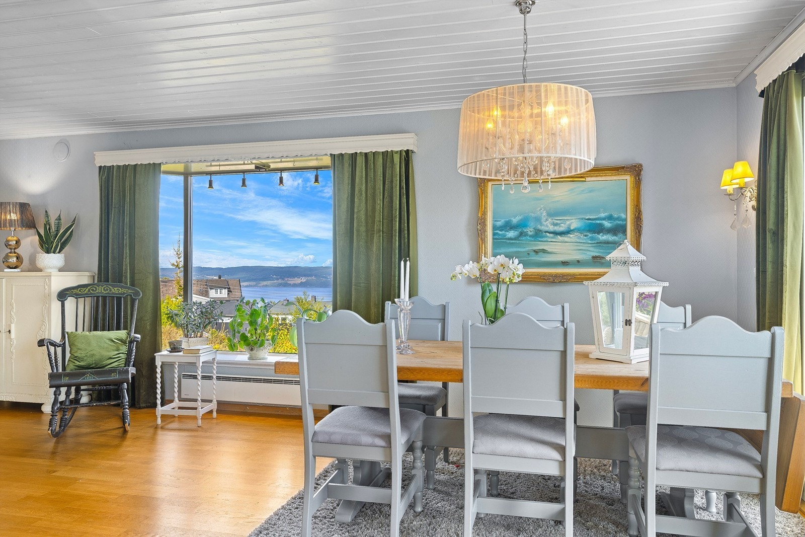 Store vindusflater slipper inn rikelig med dagslys og rammer inn utsikten mot vannet. Galleribilde