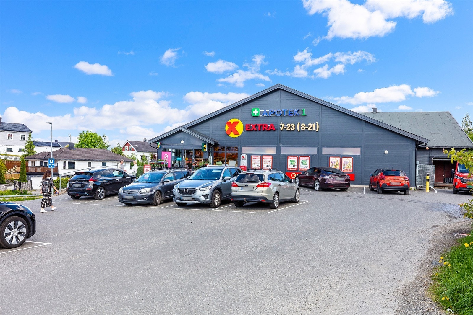 Coop Extra og Apotek 1 på Flateby ligger i gangavstand, ca. sju minutter fra boligen. Galleribilde