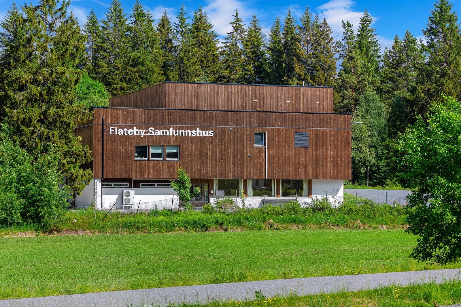 Flateby Samfunnshus danner en lokal samlingsplass for aktiviteter og arrangementer. Galleribilde