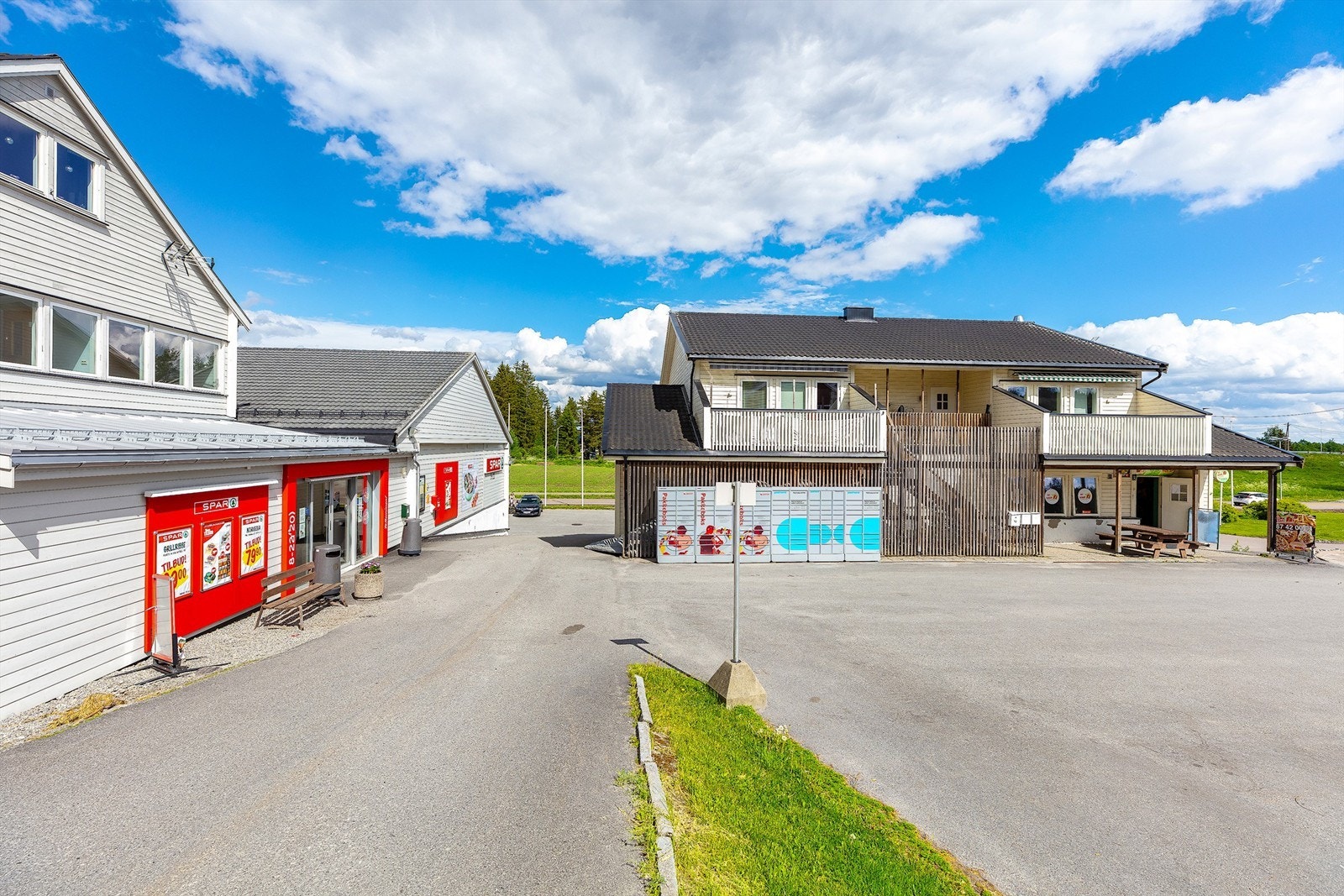 Spar Flateby og lokale servicetilbud ligger en kort spasertur eller biltur unna. Galleribilde