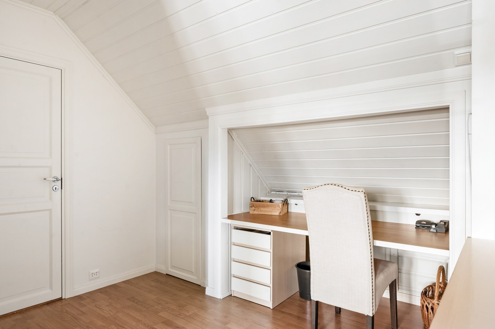 Loftstue med tilpasset arbeidsplass under skråtaket Galleribilde