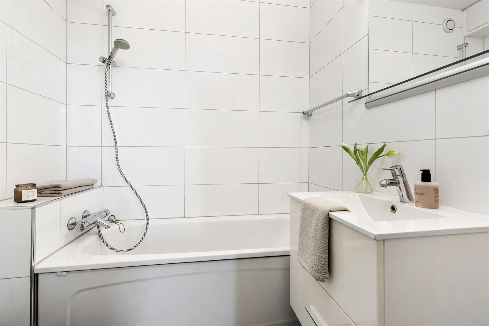 Badet har flislagte vegger og flislagt gulv med elektrisk gulvvarme. Galleribilde