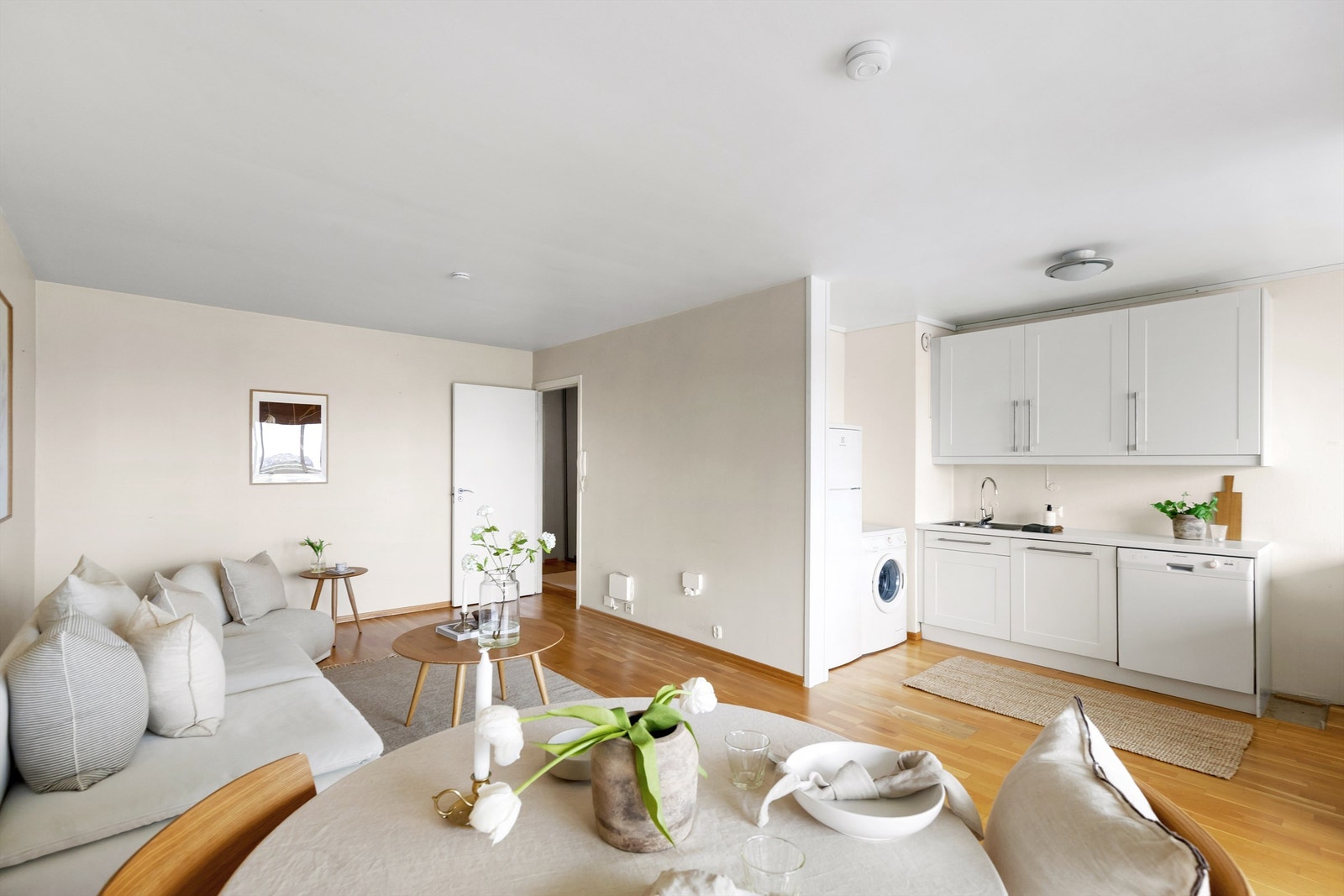Stuen har god plass til både sofagruppe og spisebord, med parkett på gulv. Galleribilde