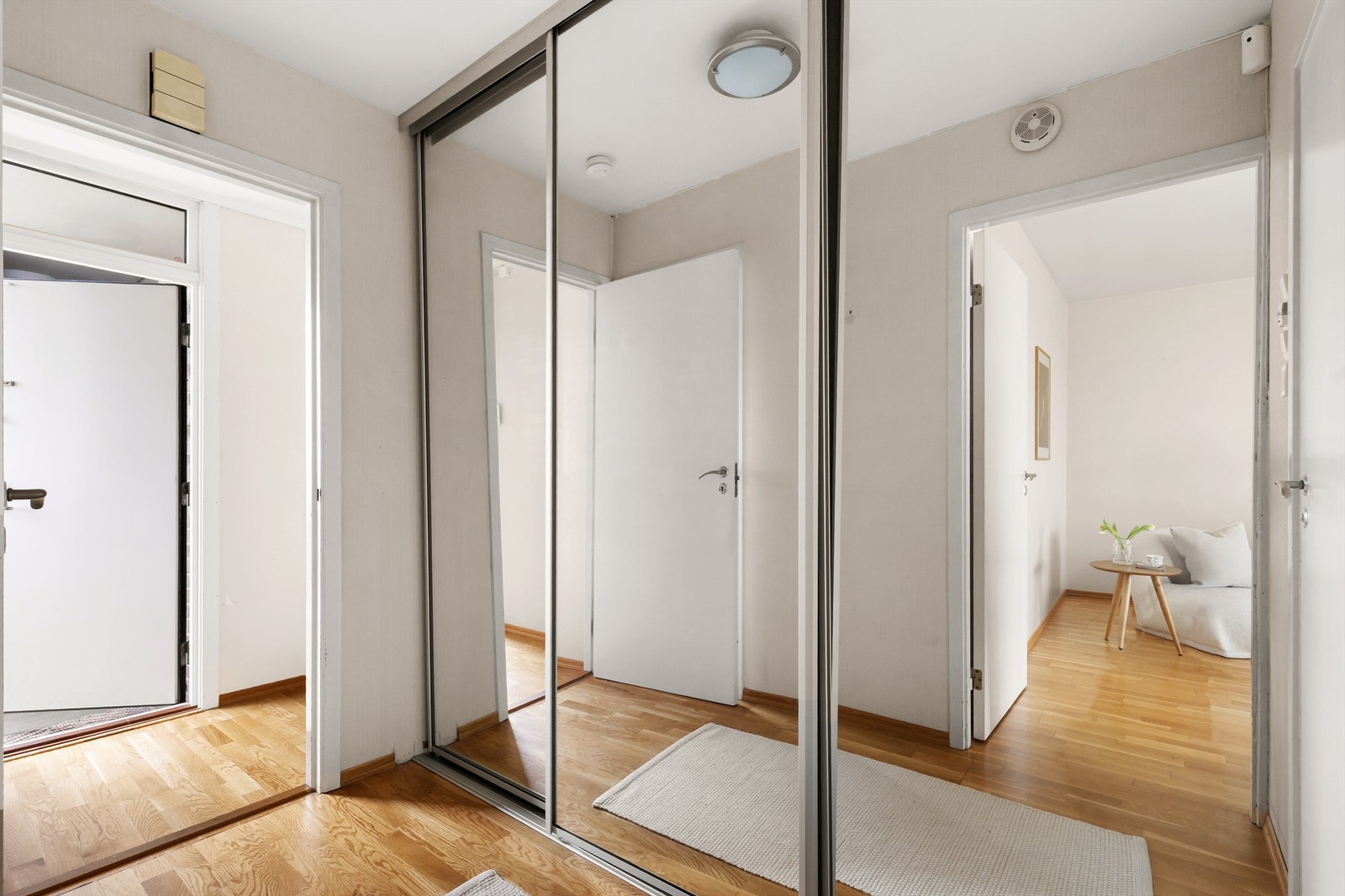 Entréen er innredet med praktisk skyvedørsgarderobe med speilfronter. Galleribilde