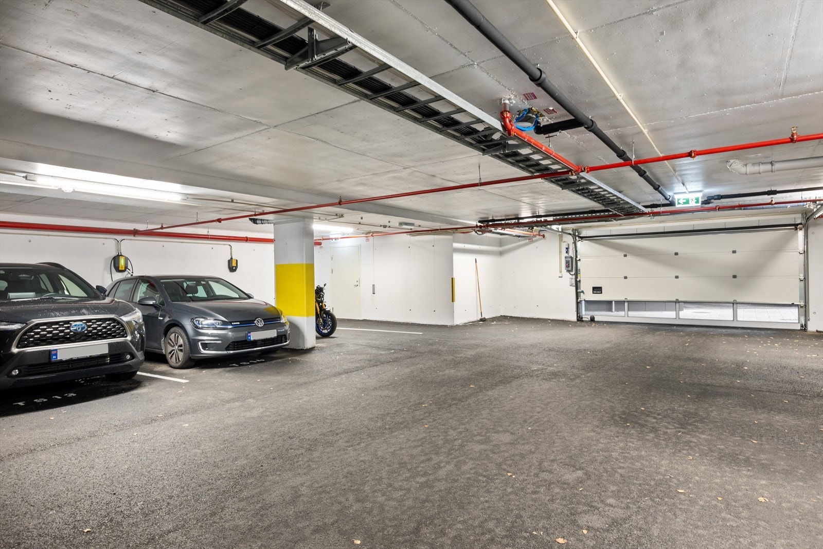 Heis og garasjeplass med el-bil lader Galleribilde
