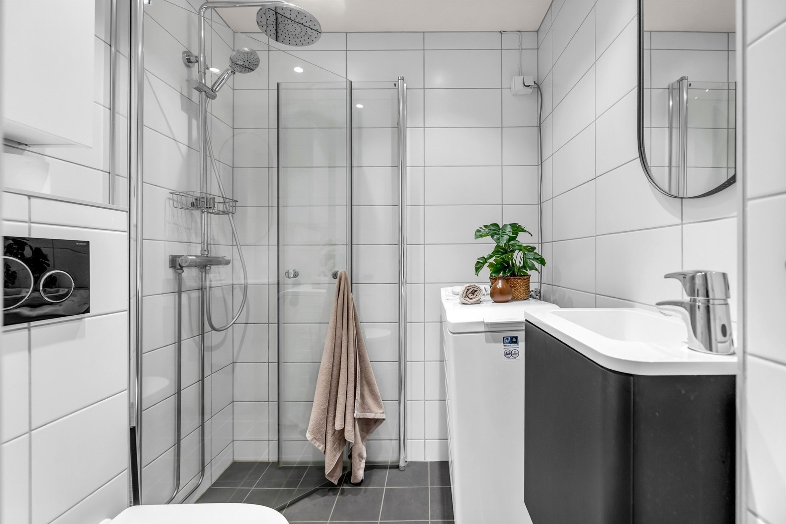 Pent flislagt bad fra 2014 som i etterkant har blitt modernisert med nye fliser på gulv i 2021. Galleribilde