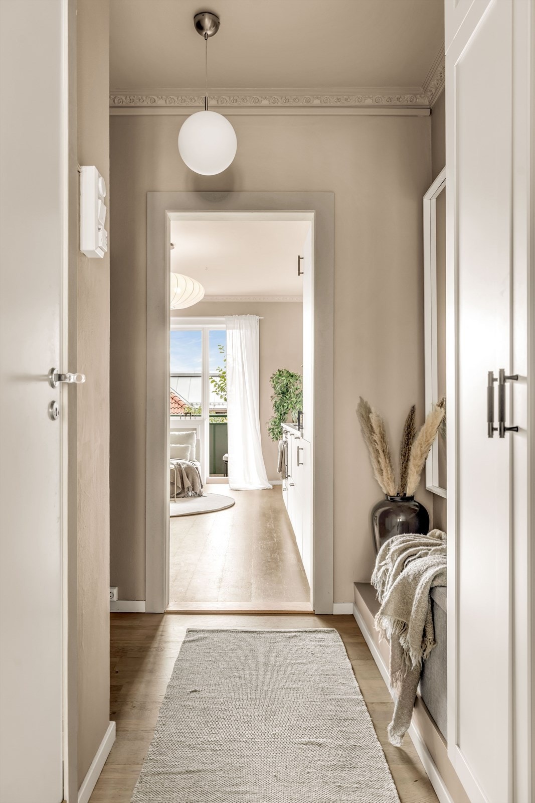 Entréen er romslig med god plass til oppbevaring i garderobe mm. Galleribilde