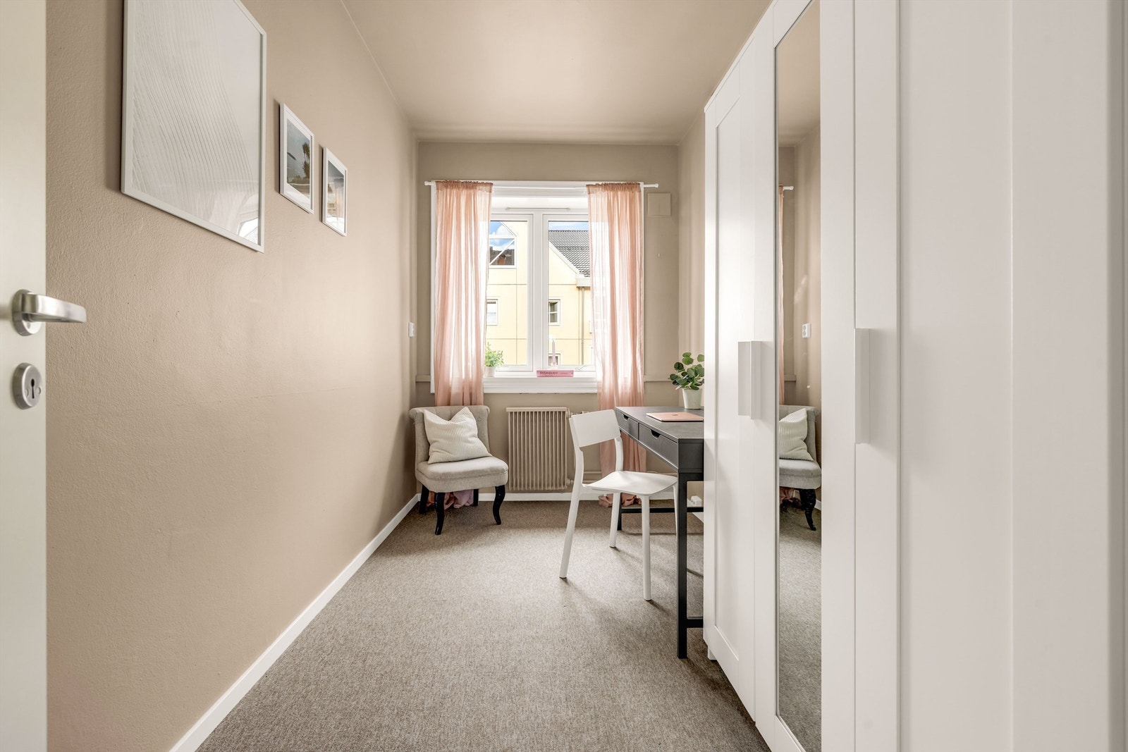 Plass til seng og ønsket møblement. Galleribilde