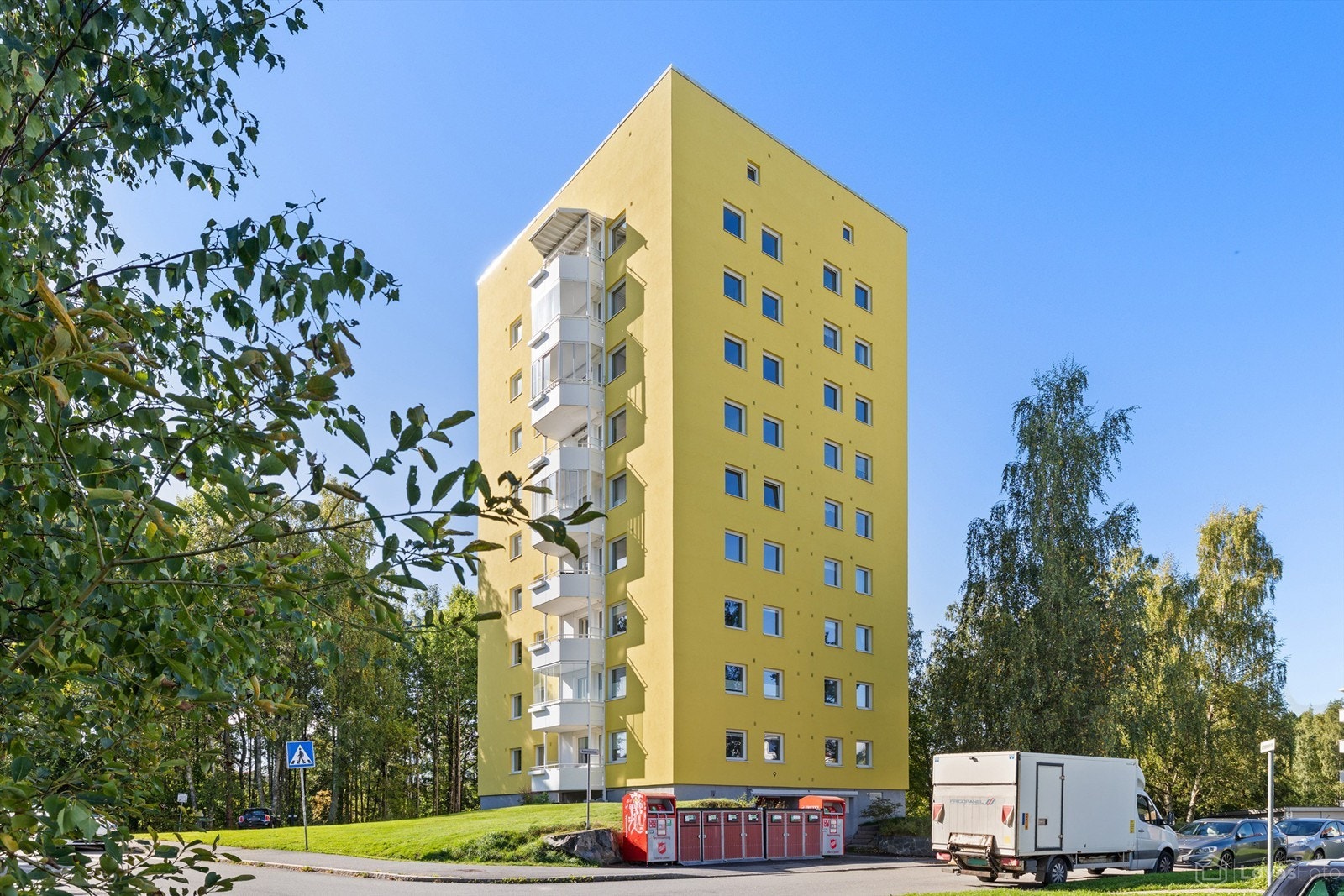 Antenneveien 9 ligger flott til i et hyggelig og veletablert boligområde, med nærhet til både marka, servicetilbud og kollektivtransport. Galleribilde