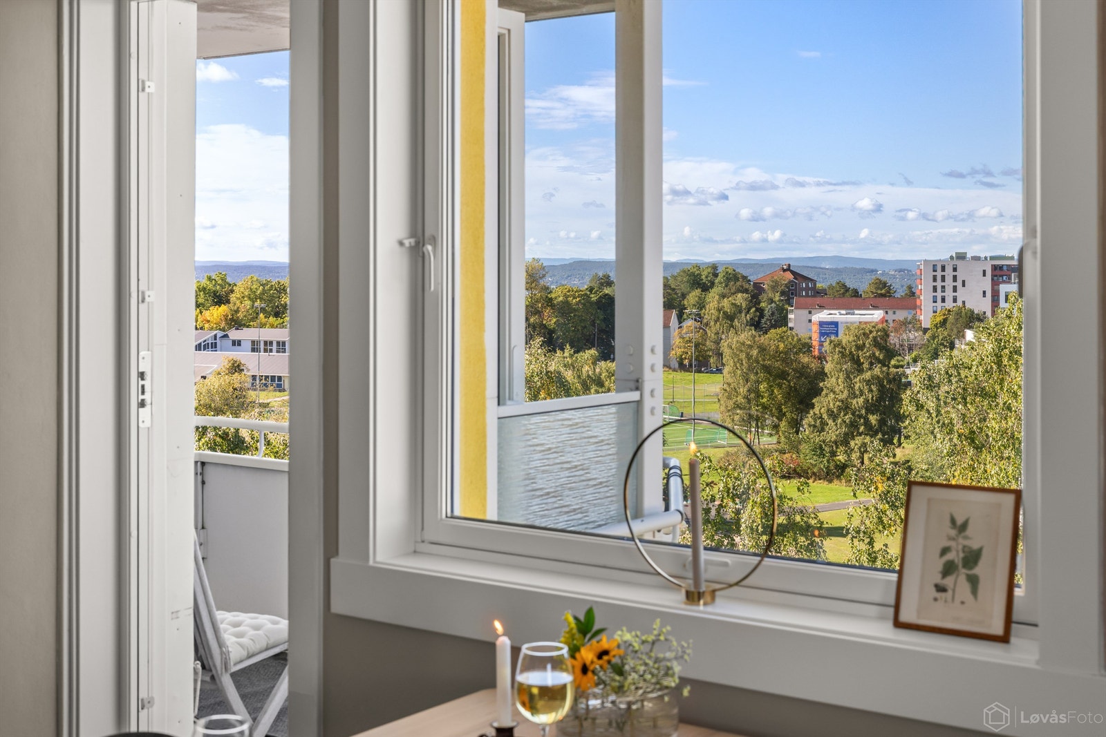 Nyt måltidene med flott utsikt mot nærområdet og de grønne åsene som strekker seg langs horisonten.
Foto: Løvås Foto Galleribilde