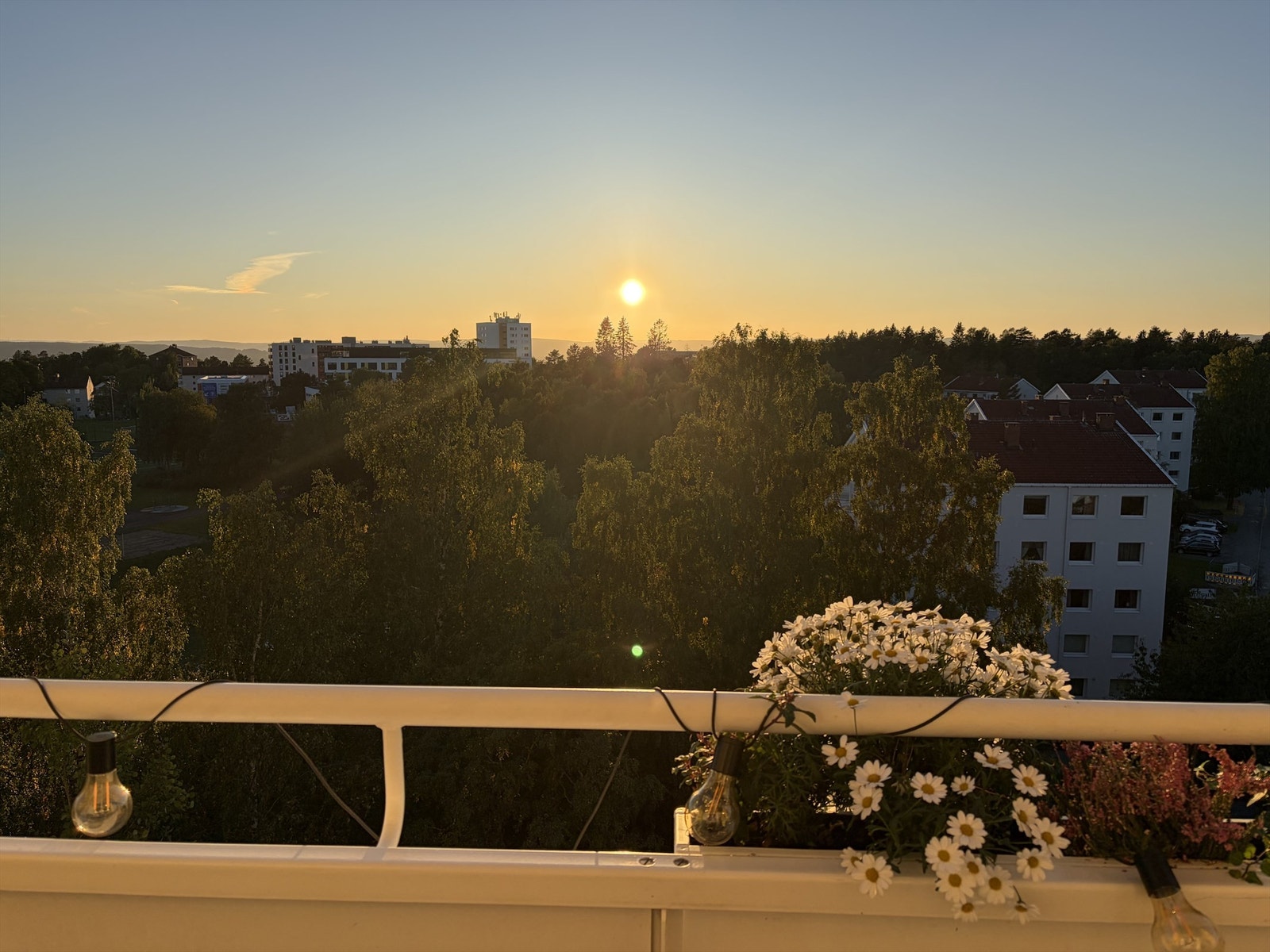 Den vestvendte beliggenheten byr på fantastiske solnedganger gjennom store deler av året (selgers bilde). Galleribilde