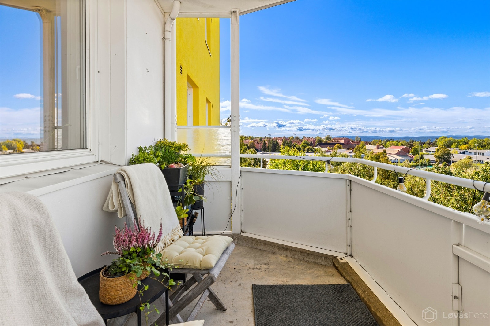 Den vestvendte balkongen på 6 kvm er en solrik og innbydende uteplass, perfekt for avslappende ettermiddager og hyggelige kvelder med fantastisk utsikt. Galleribilde